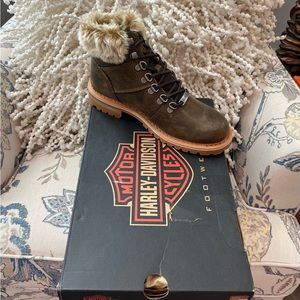 Women’s 7.5 medium width Harley Davidson Benton boots in tan. Brand New.